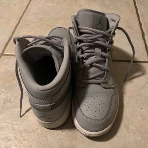 jordan 1 mid grey wolf